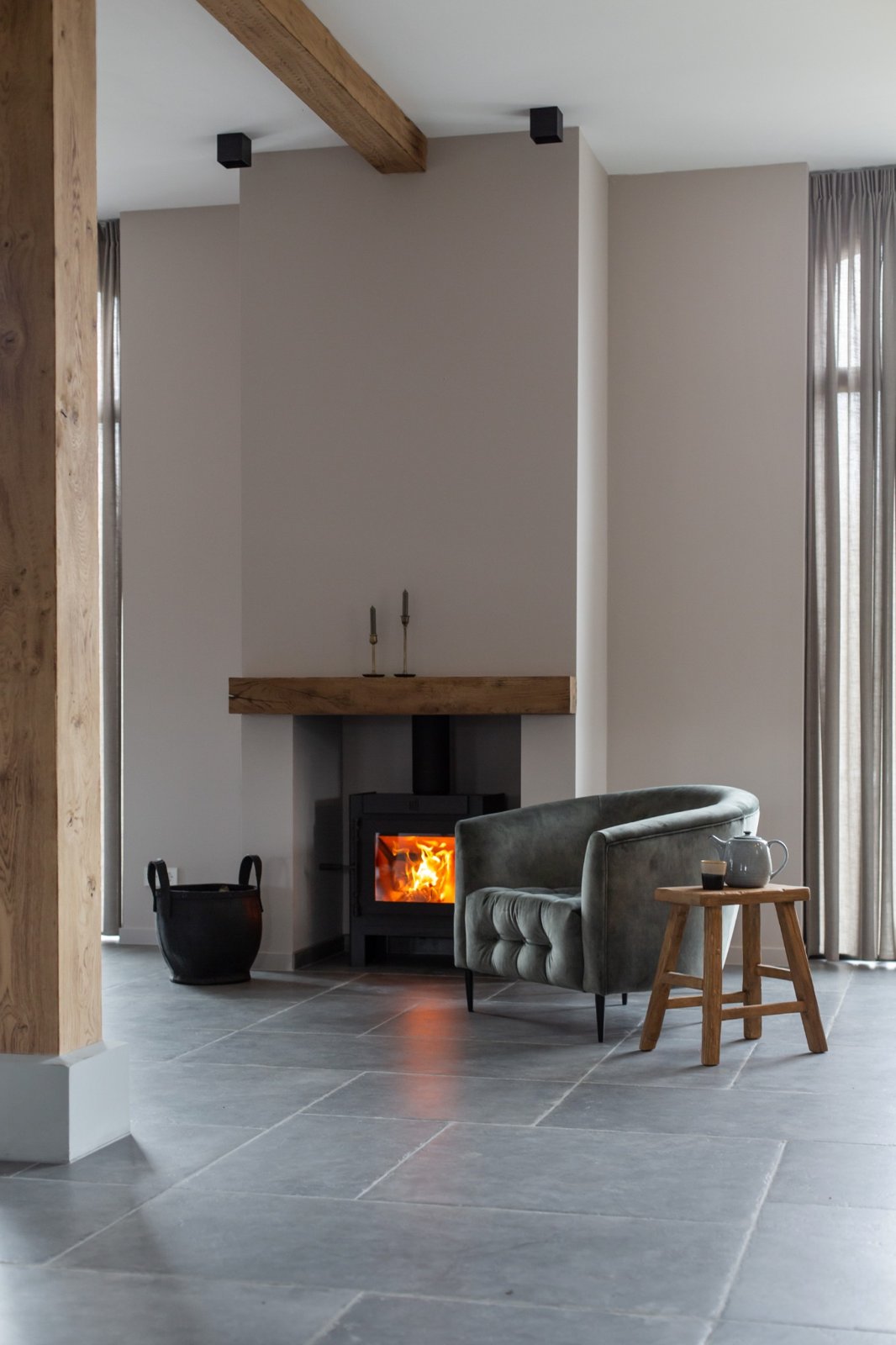 zithoekje bij haard schuurwoning landelijk