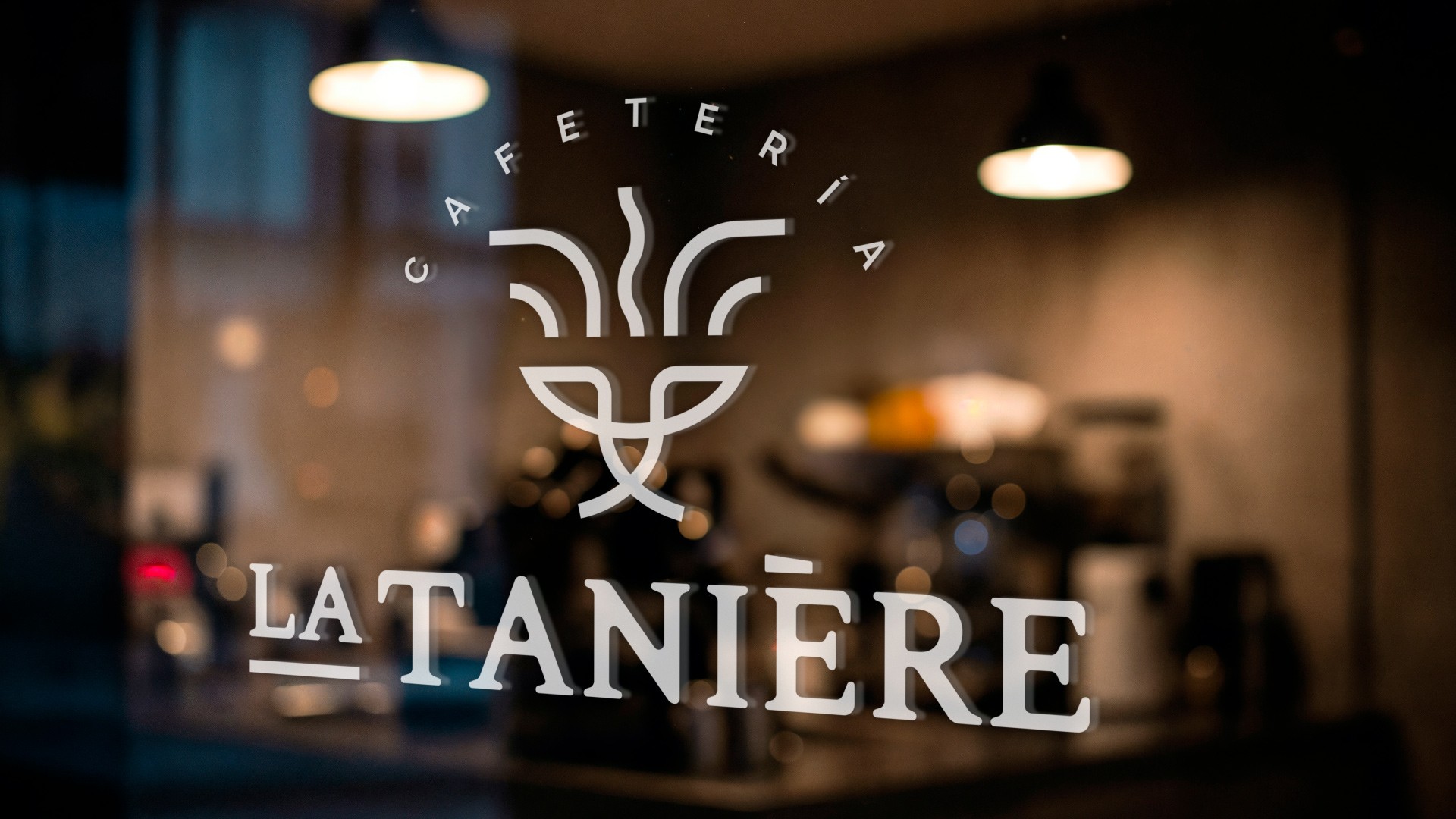 Logotipo La Tanière con tipografía elegante y símbolo de león, diseño de marca en Chile