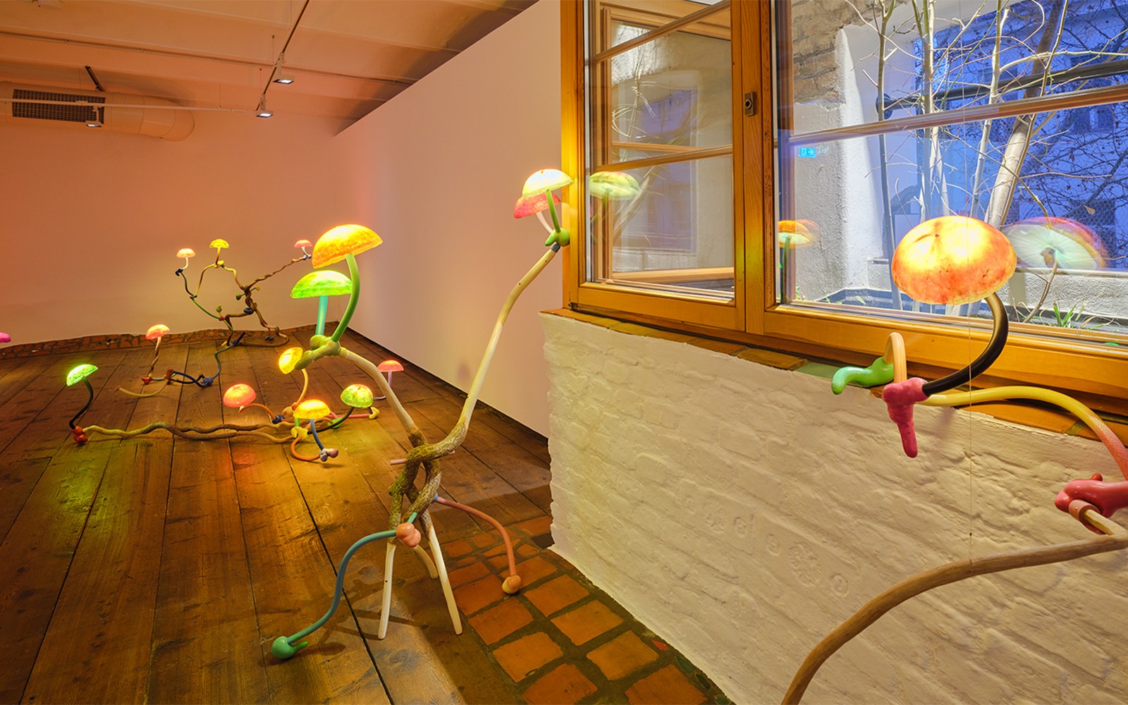 Patung bercahaya berwarna-warni di pameran Antimatter Factory, KUNST HAUS WIEN.