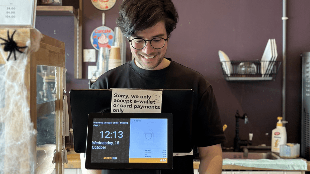 Pemilik kafe Malaysia menggunakan StoreHub POS.