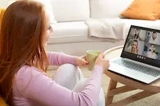 femme devant visioconférence