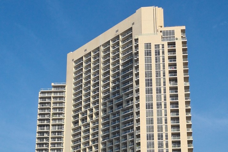 Elegant balconies at Zaya Hameni. Real estate agent assistance for renting and buying luxury apartments.