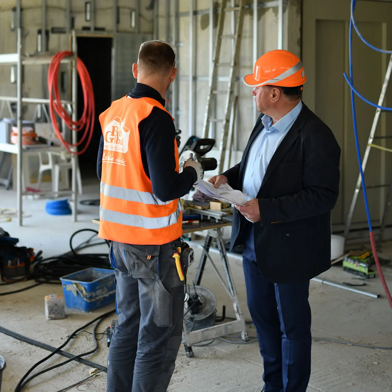 Équipe d'ouvriers Batiglobal travaillant sur un chantier