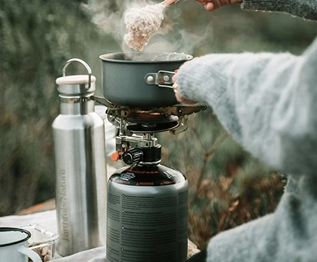 Préparer à manger sur un réchaud