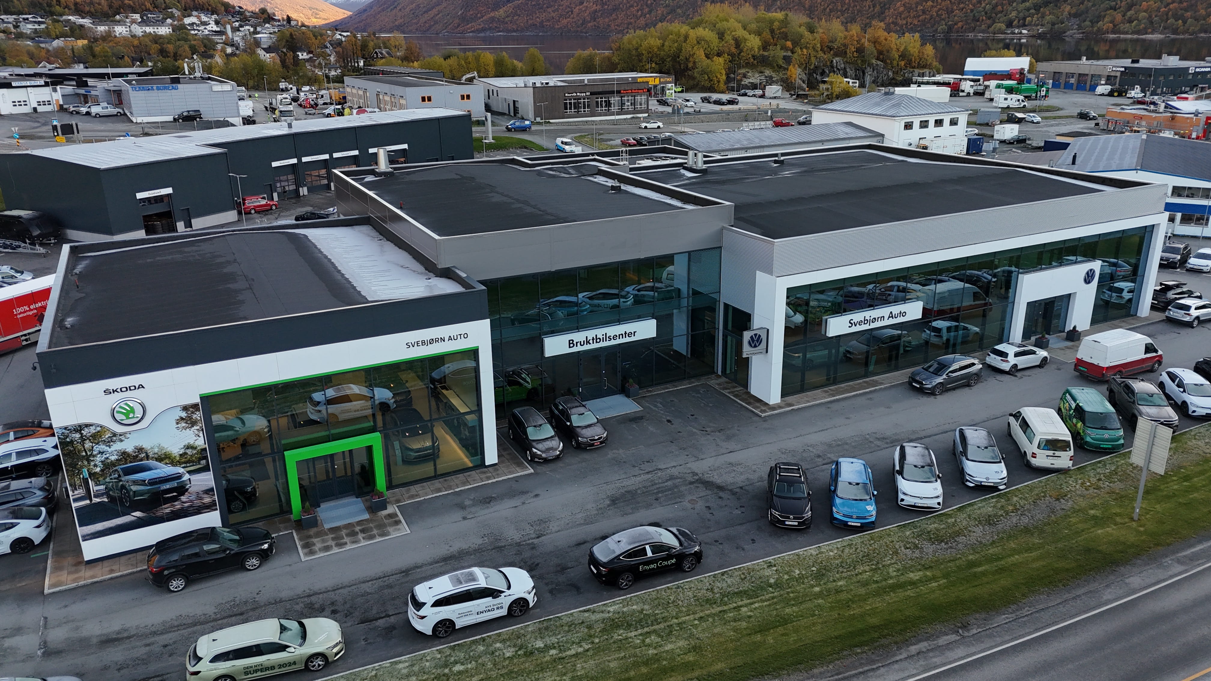 Svebjørn Autos bilanlegg i Narvik sett ovenfra med parkerte biler