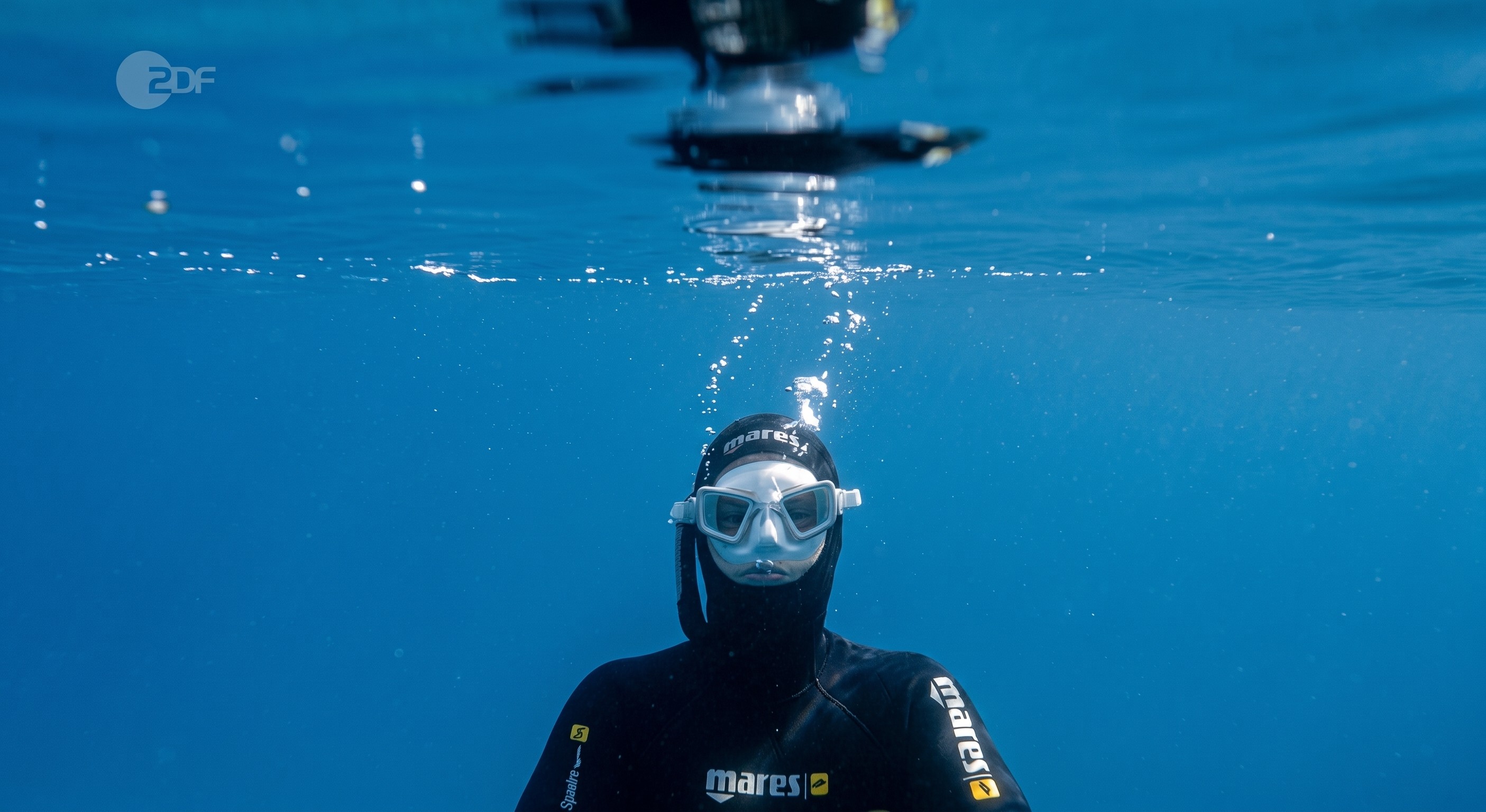 Stephan Conradi unter Wasser mit weißer Maske
