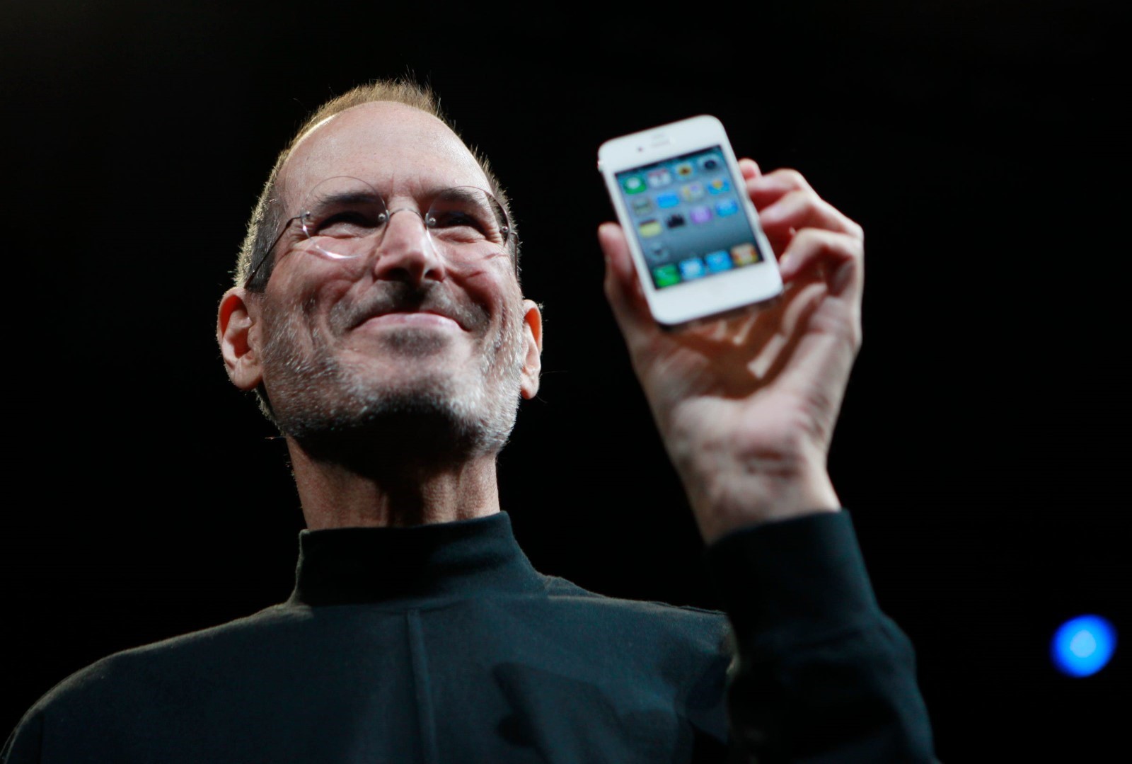 Steve Jobs presenting the iphone 4