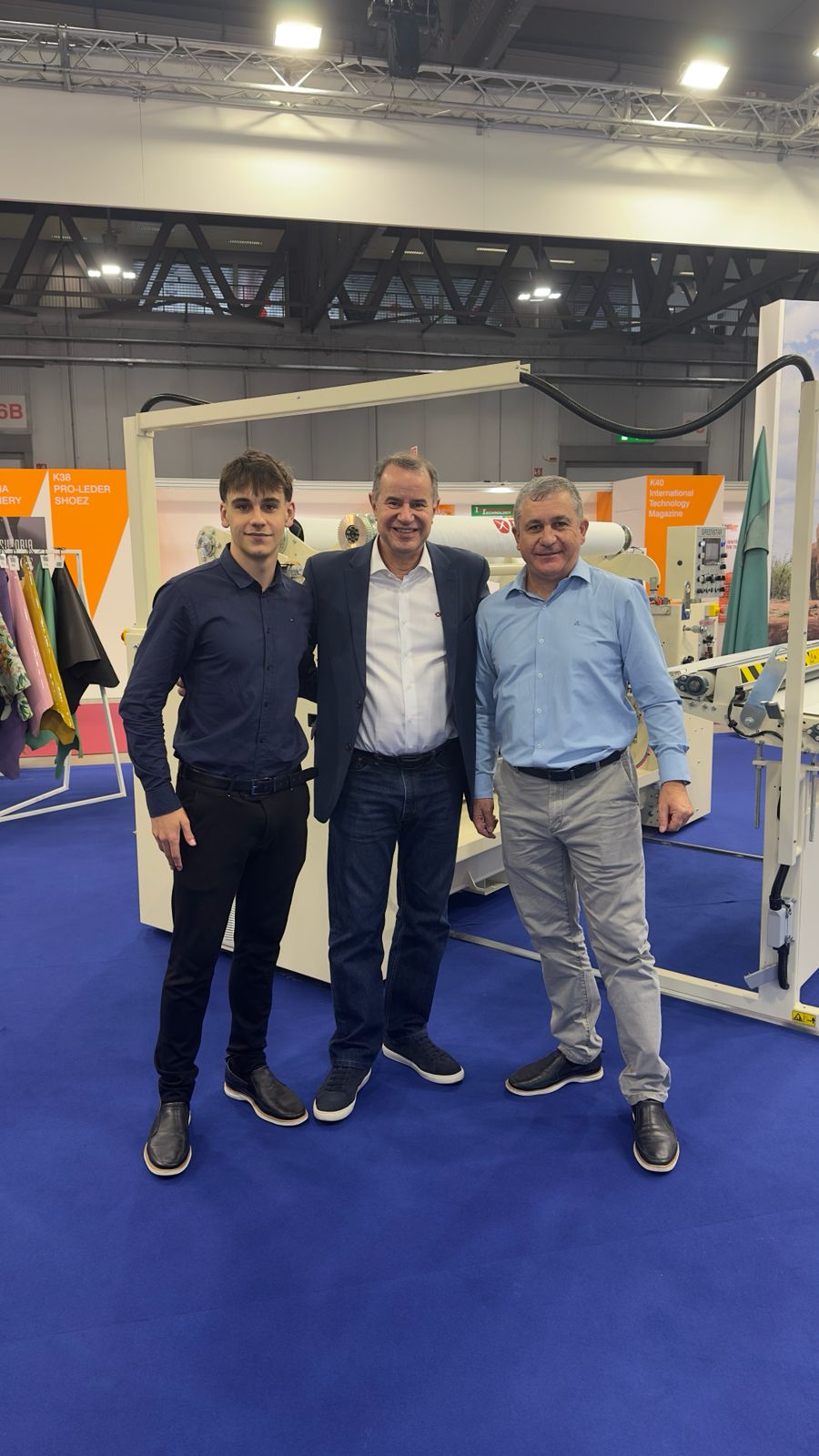 Domênico Casagrande ao lado de seu pai Lenilson Casagrande e Julio Brezolin CEO Gemata BrasilSimac Tanning Tech - Milão, Itália.