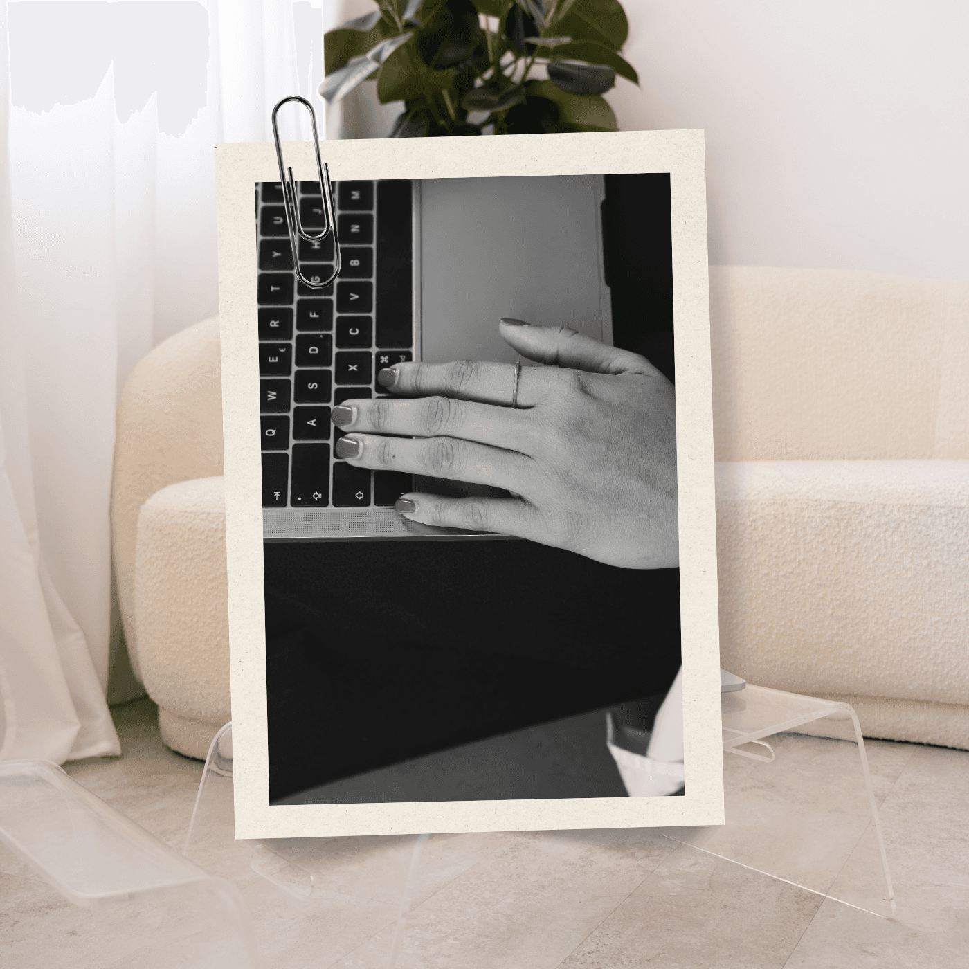 Una mano de una mujer sobre un teclado de ordenador portatil.