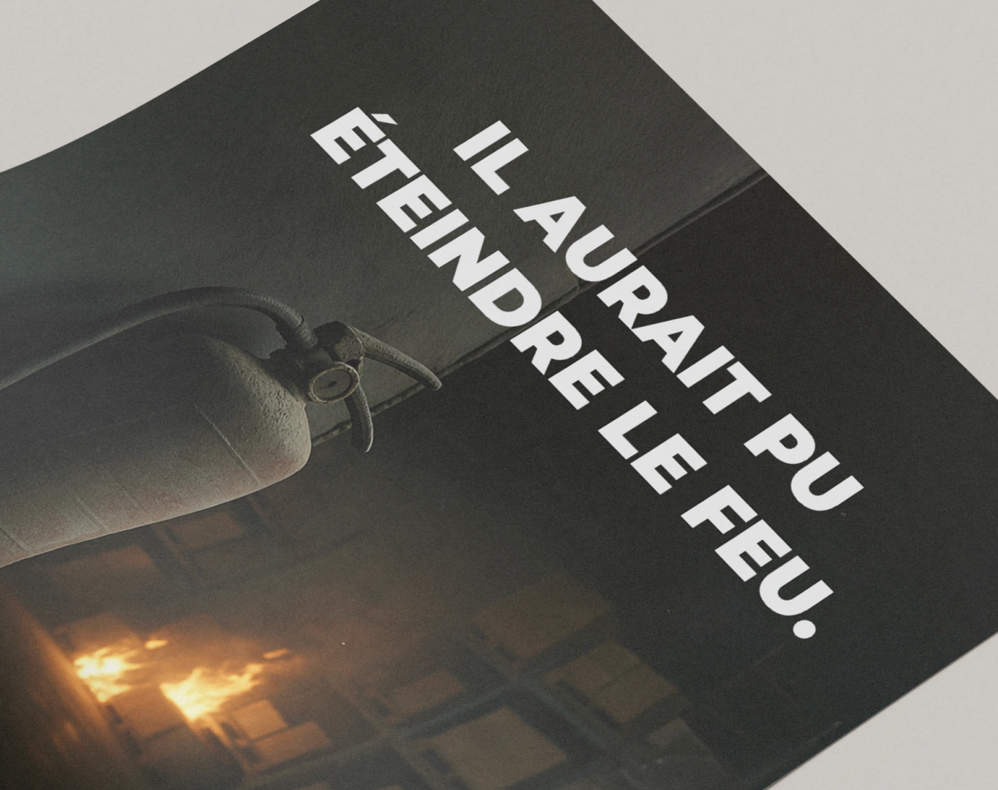 Affiche de prévention incendie AniKit : 'Il aurait pu éteindre le feu'. Design graphique minimaliste et percutant pour la sécurité en entreprise.