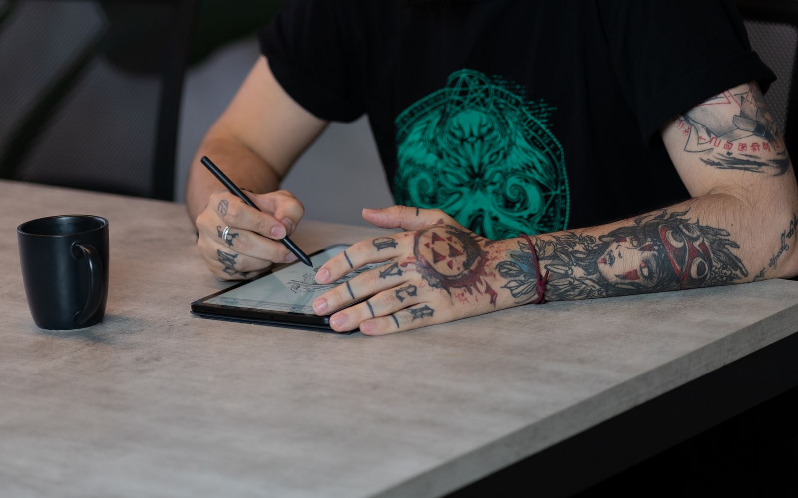 Illustrateur dessinant sur une tablette graphique