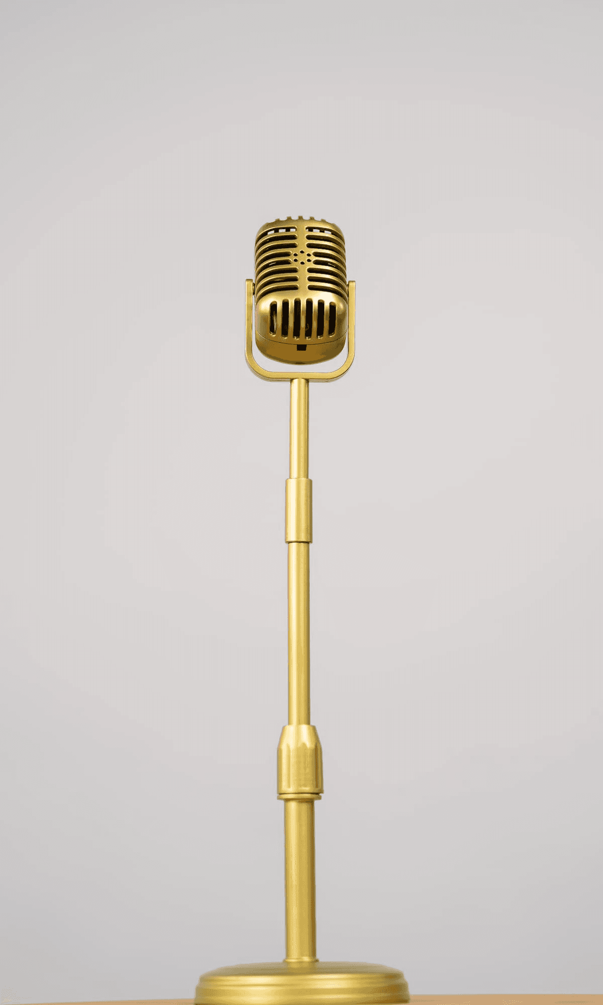 Goldenes Mikrofon als Motiv für das VIP-Gesangscoaching von Singers Evolution.