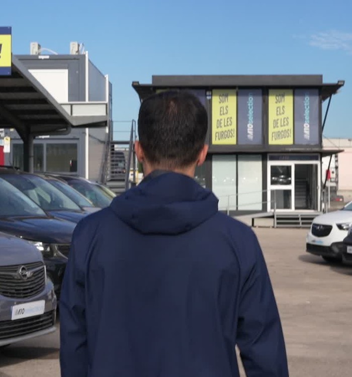 Visit to a used vehicle dealer's premises