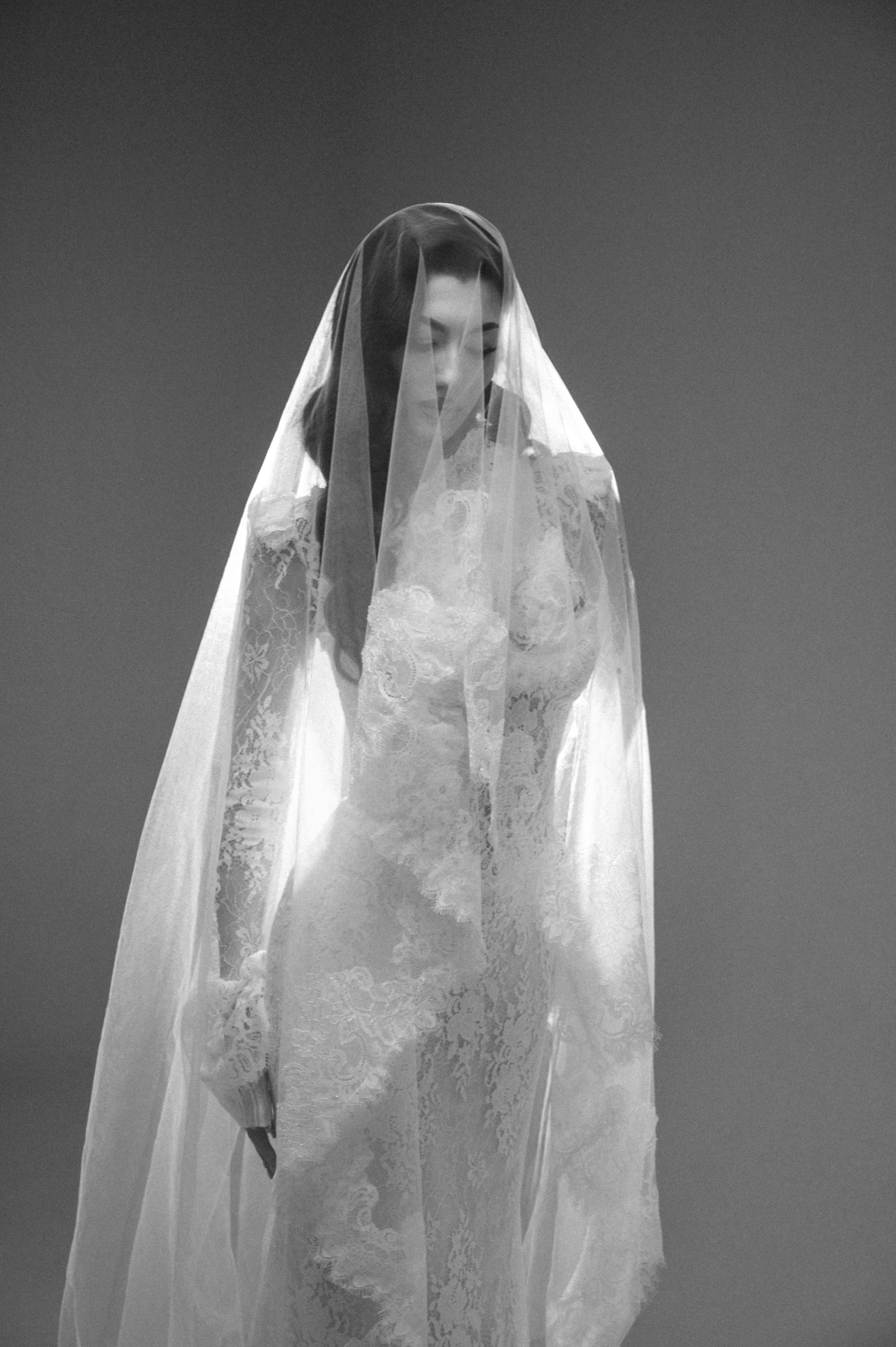 Portret alb-negru cu voal și detalii elegante ale rochiei de mireasă, fotografie de nuntă în București
