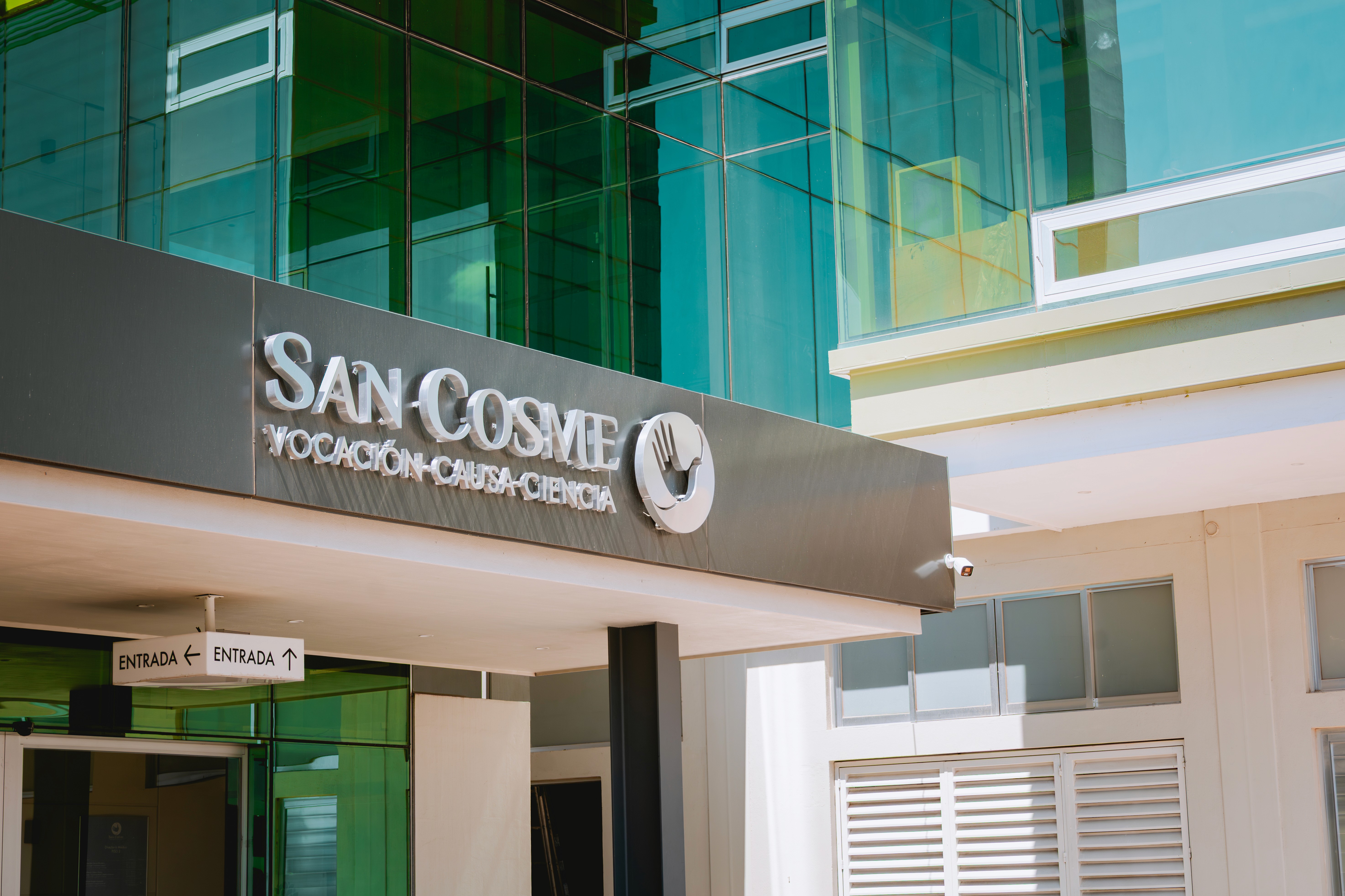Entrada principal Centro Médico San Cosme Aguascalientes - Acceso a servicios de vocación, calidad y ciencia