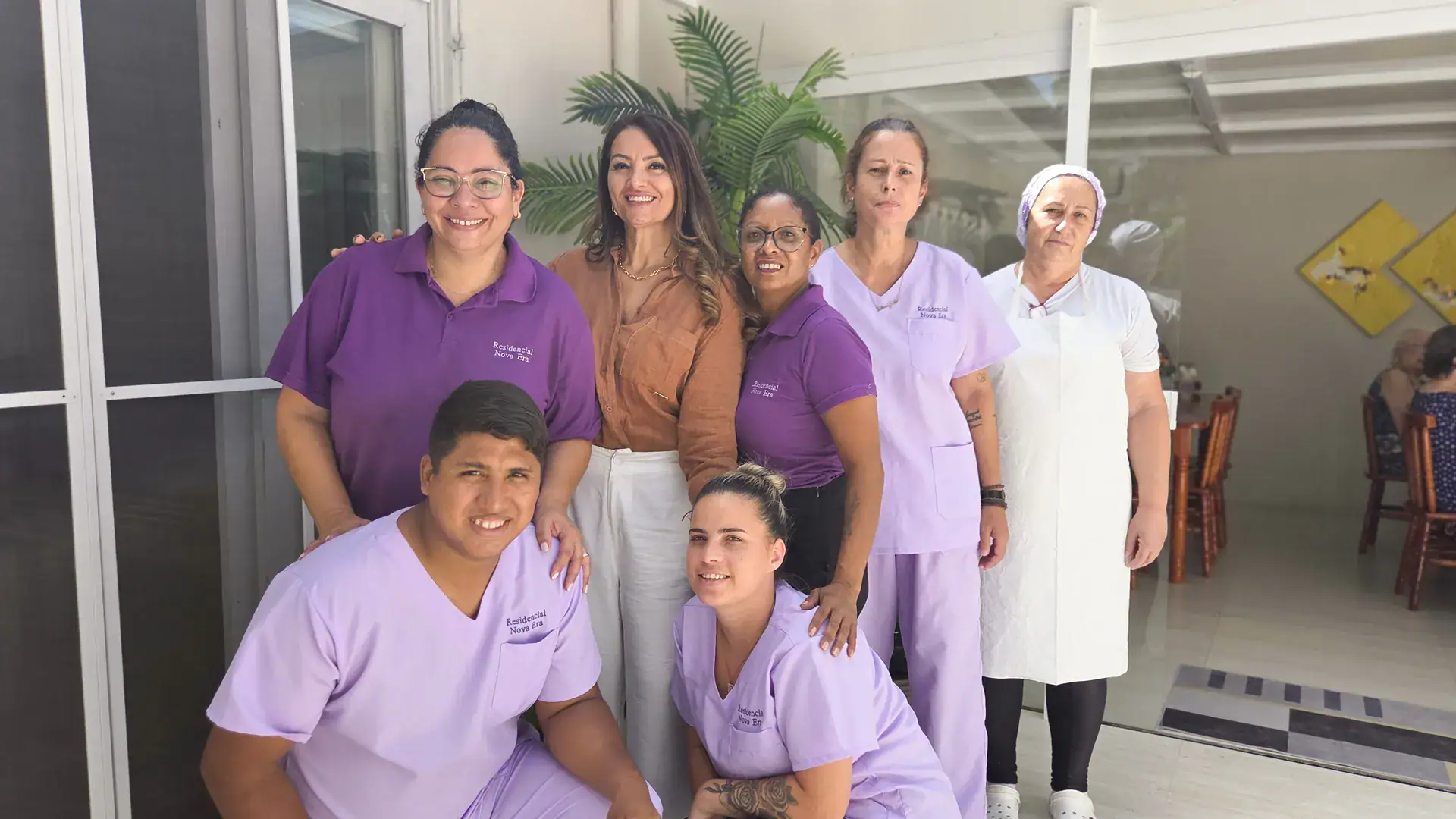Profissional da equipe do Residencial Nova Era sorrindo, representando o atendimento humanizado e especializado - Residencial Geriátrico Nova Era