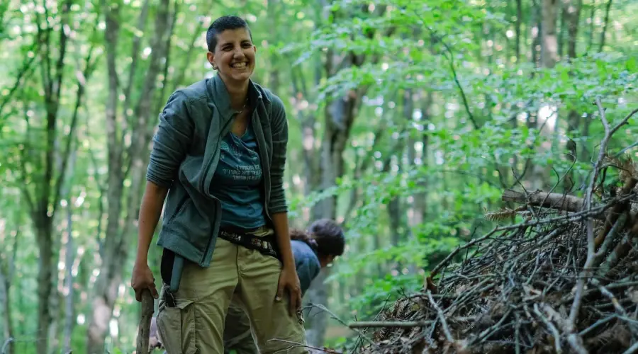 Attività di bushcraft nella foresta: la sopravvivenza come competenza mentale, emotiva e pratica in natura.