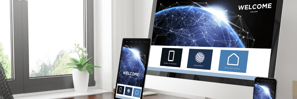 Roboterhand tippt auf einem Laptop, umgeben von holografischen KI-Symbolen