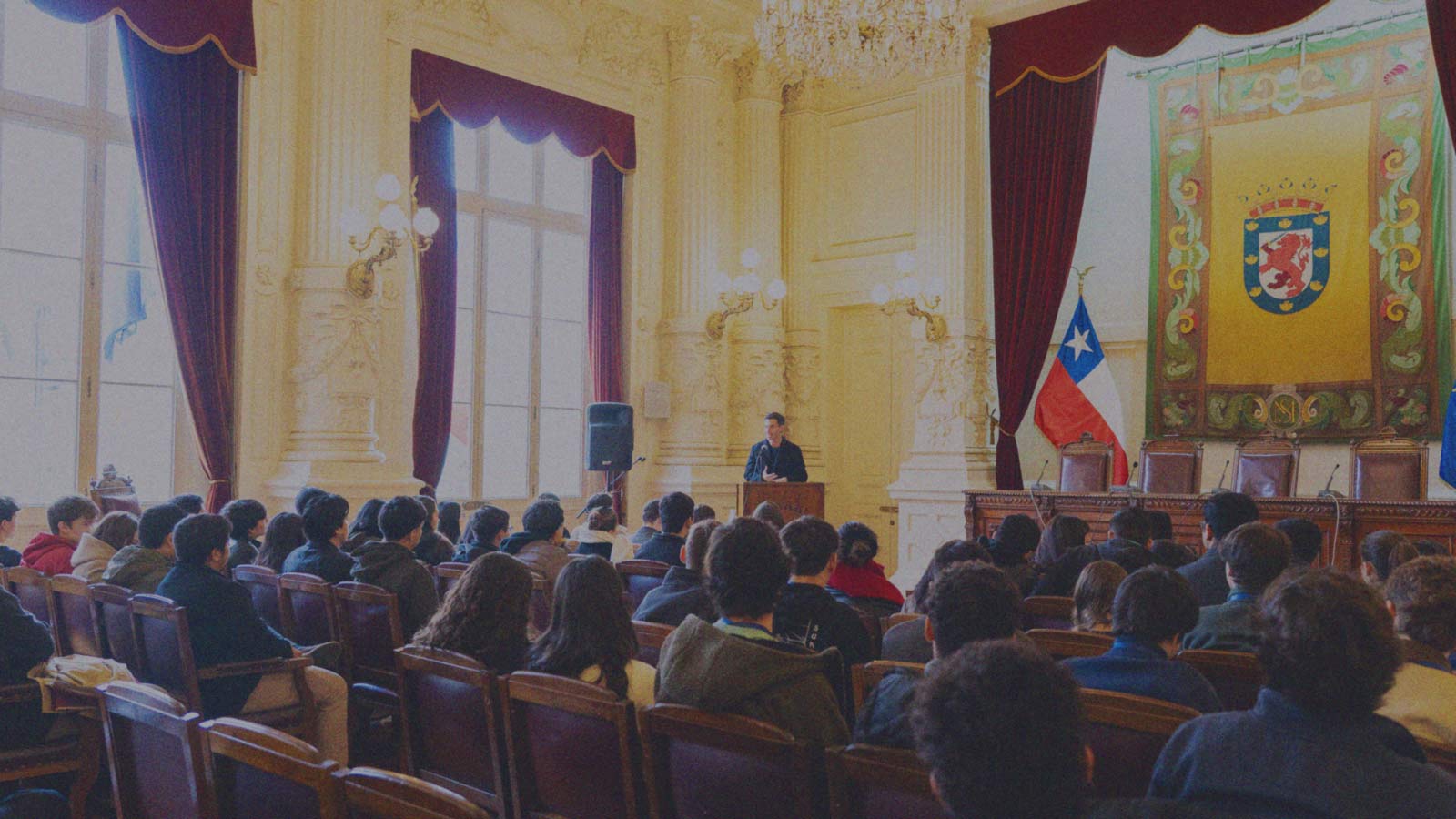 Foto de estudiantes en el Salón de Honor de la Municipalidad de Santiago en el marco del encuentro Chile Nos Llama de IdeaPaís.