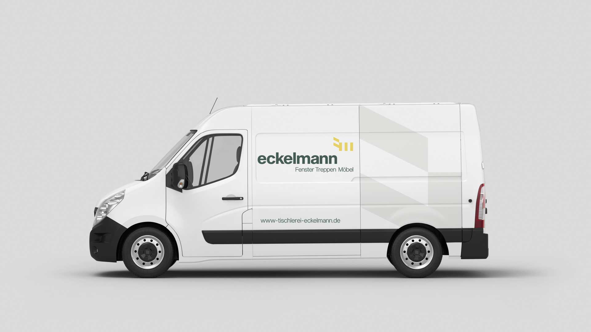 Beschriftetes Firmenfahrzeug der Tischlerei Eckelmann – Logoanwendung im Real-Life-Kontext