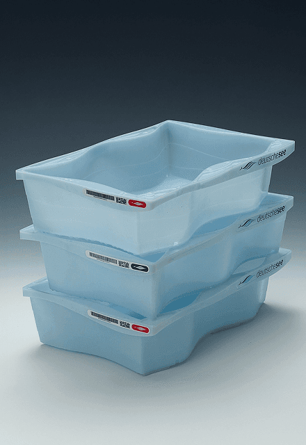 Stapelfähige Mehrweg-Fischkisten für Deutsche See – nachhaltige Logistiklösung und Produktdesign von design for human nature in Hamburg.