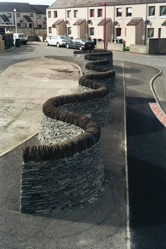 Trockenmauerkunstwerk Wavy Wall von George Gunn