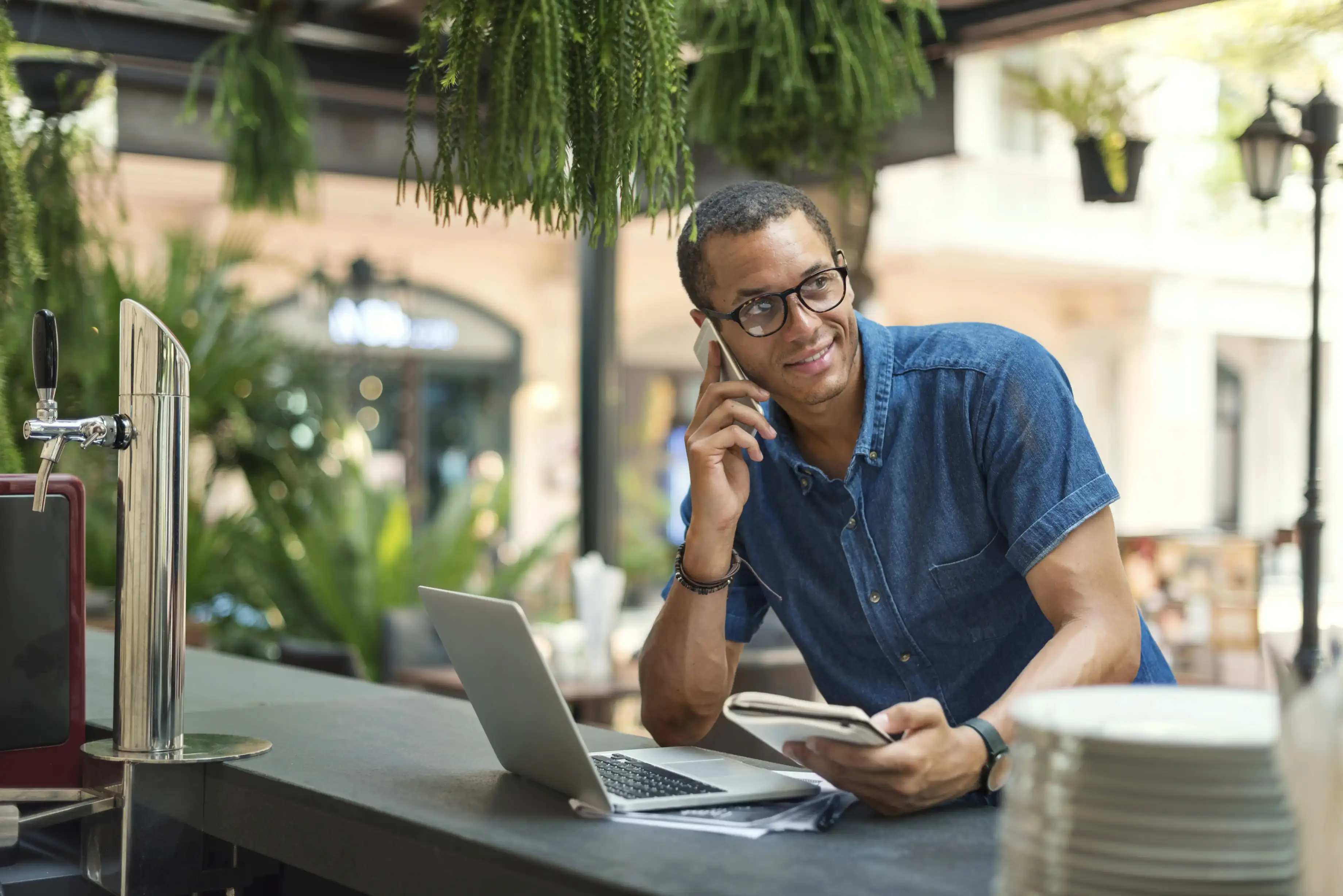 Homem cliente ao telefone