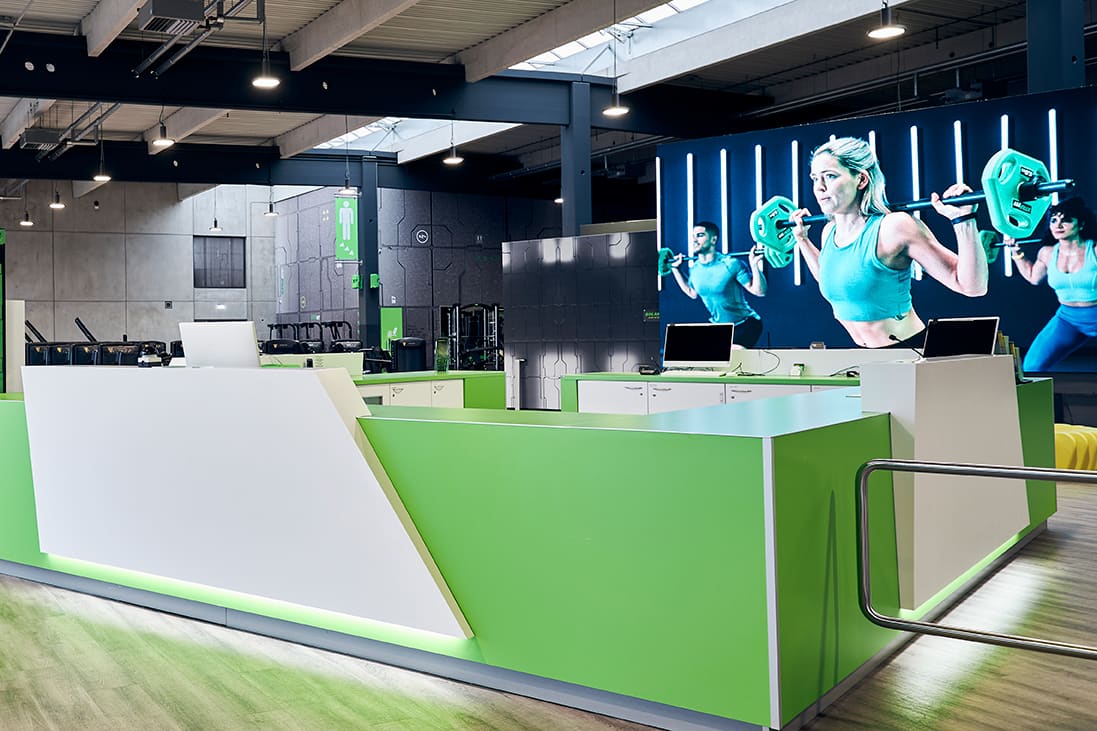 Theke im Eingangsbereich im XTRAFIT Köln-Ossendorf