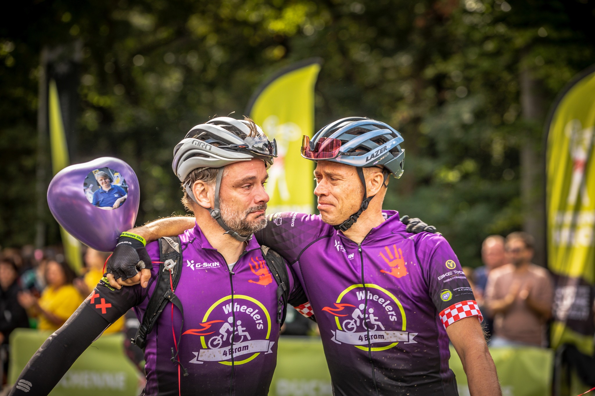 Twee mensen schudden elkaar de hand boven een bureau met laptop en rekenmachine, als symbool voor langdurige relaties en samenwerking in fondsenwerving.