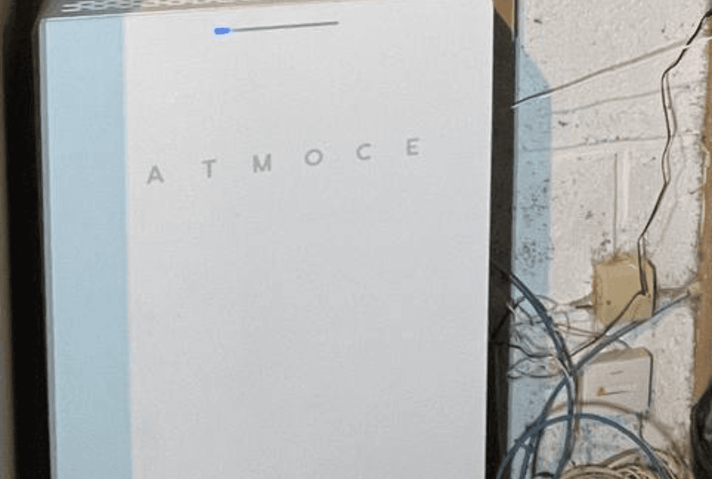 Photo d'une batterie Atmoce à Osny en France équipée de panneaux photovoltaïques dont l'installation a été faite par Solarock.