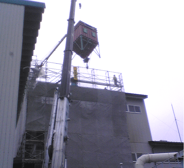 工場の屋根を抜いてクレーンで搬入
