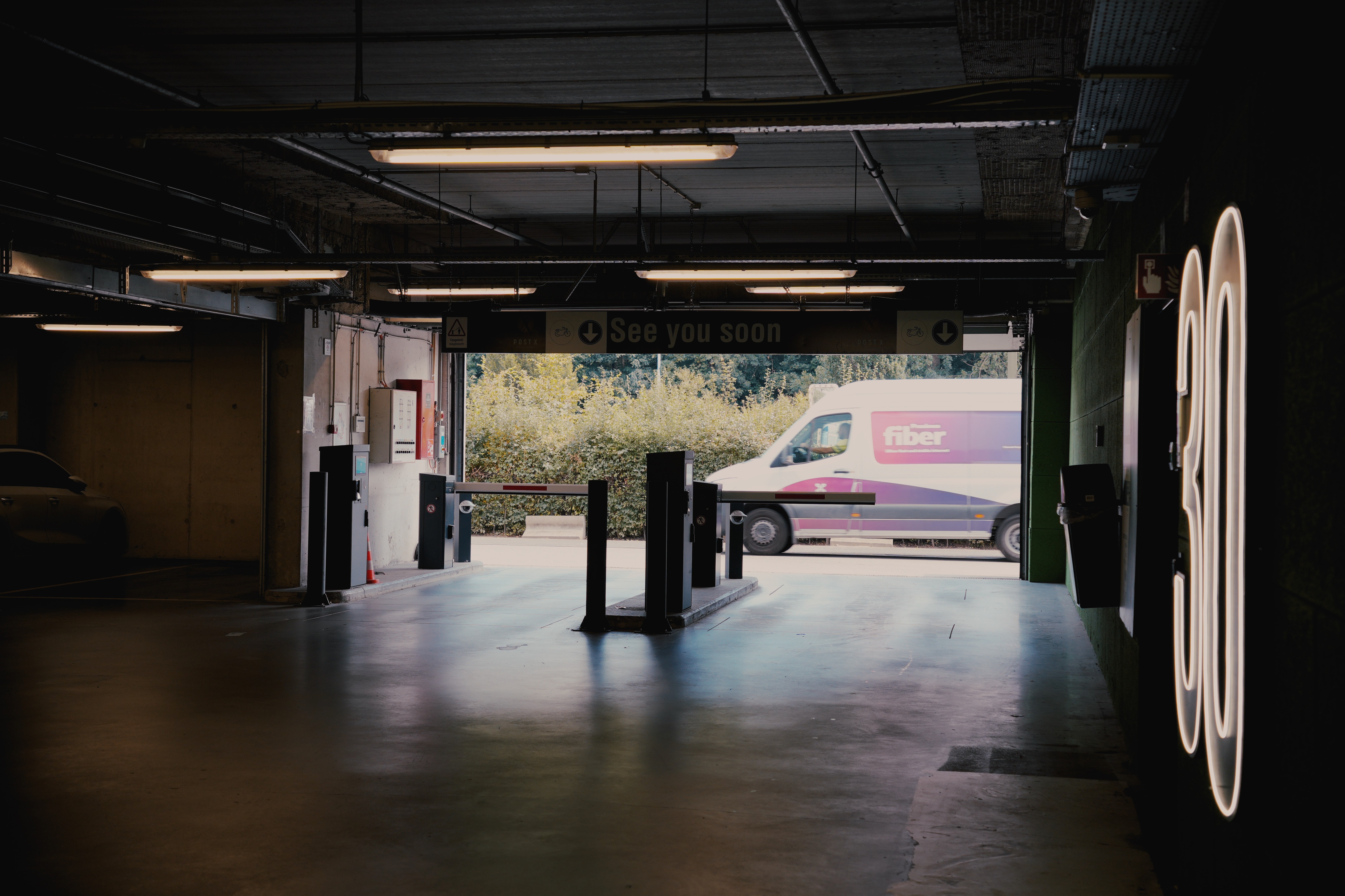 Inrit met slagbomen in de parkeergarage van Post X