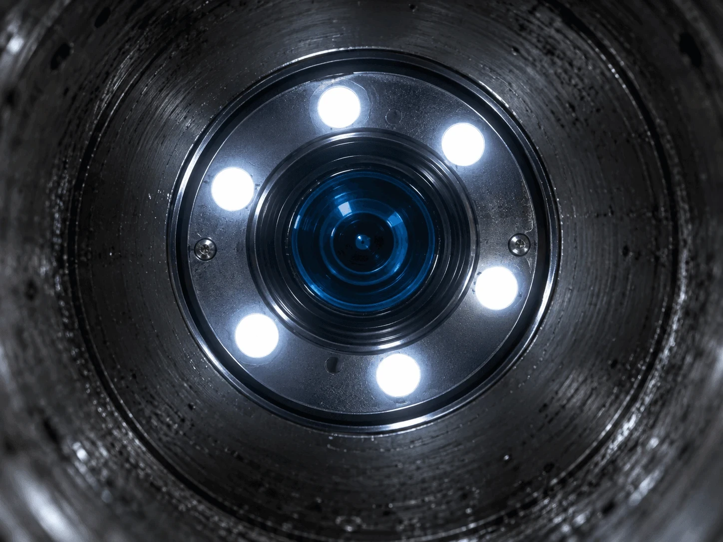 Caméra d’inspection à éclairage LED dans une canalisation