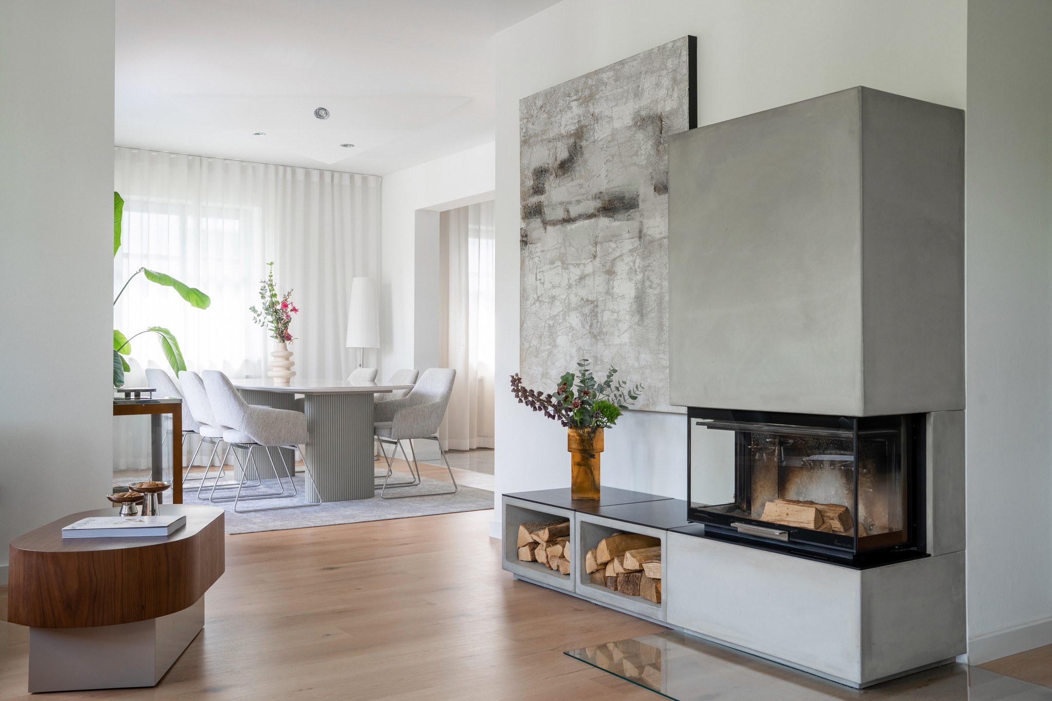 Moderner, zeitloser Wohn-, Ess- und Küchenbereich mit viel Tageslicht und warmer Raumatmosphäre von Rosewood Interiors