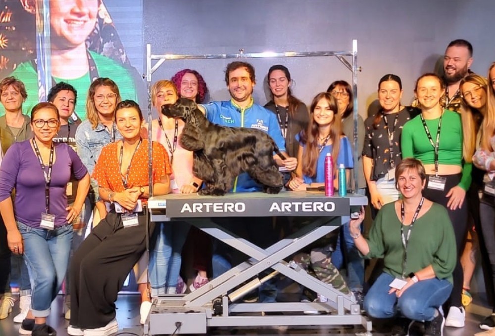 Carlos Romera posando con su perro en una exposición canina
