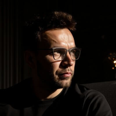 Konrad Makowski graphic designer, Framer expert, premium Framer website creator.