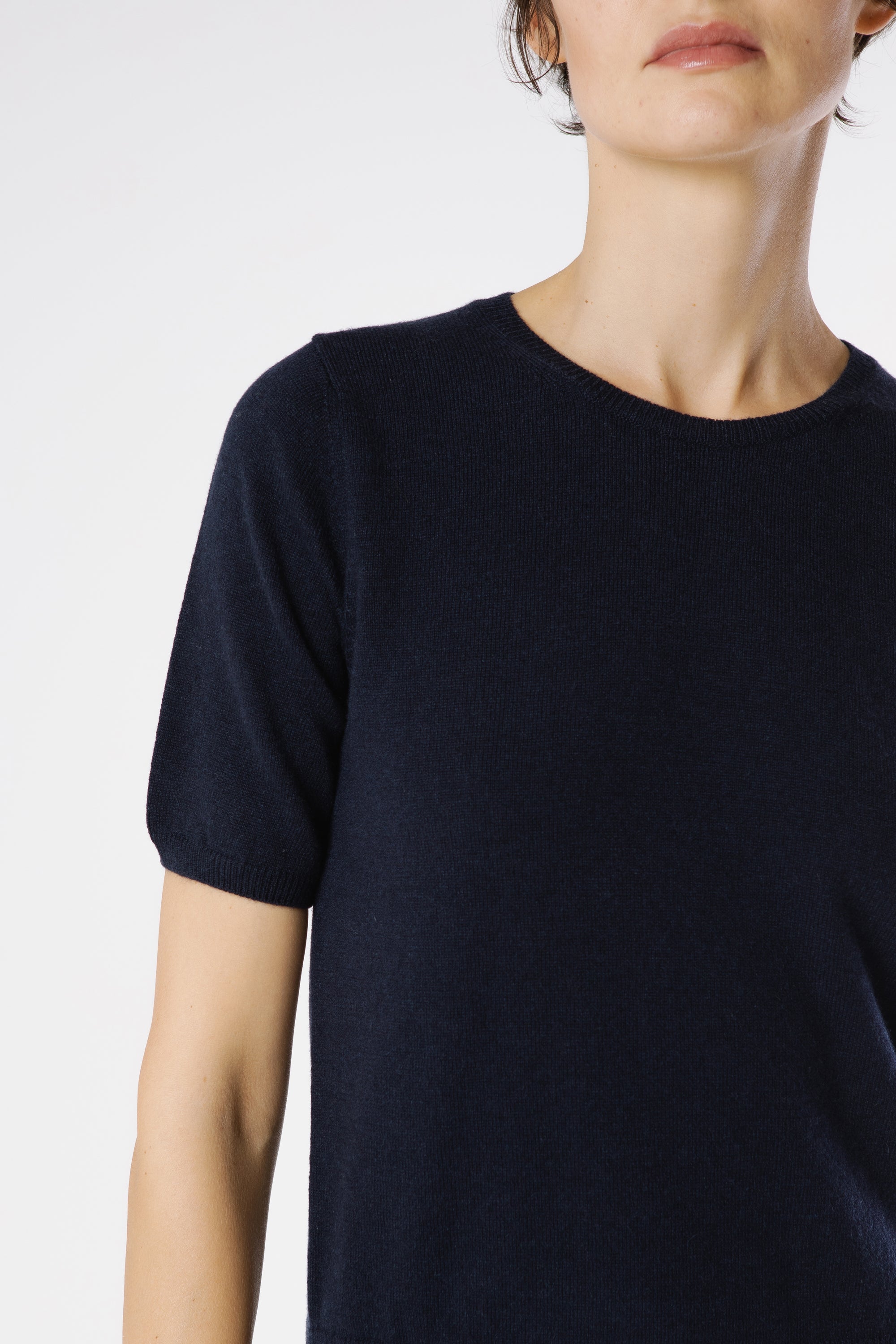 Close-up detail of the Magda Cashmere Pullover Beluga highlighting the ultra-soft pure cashmere knit and fine finishing.