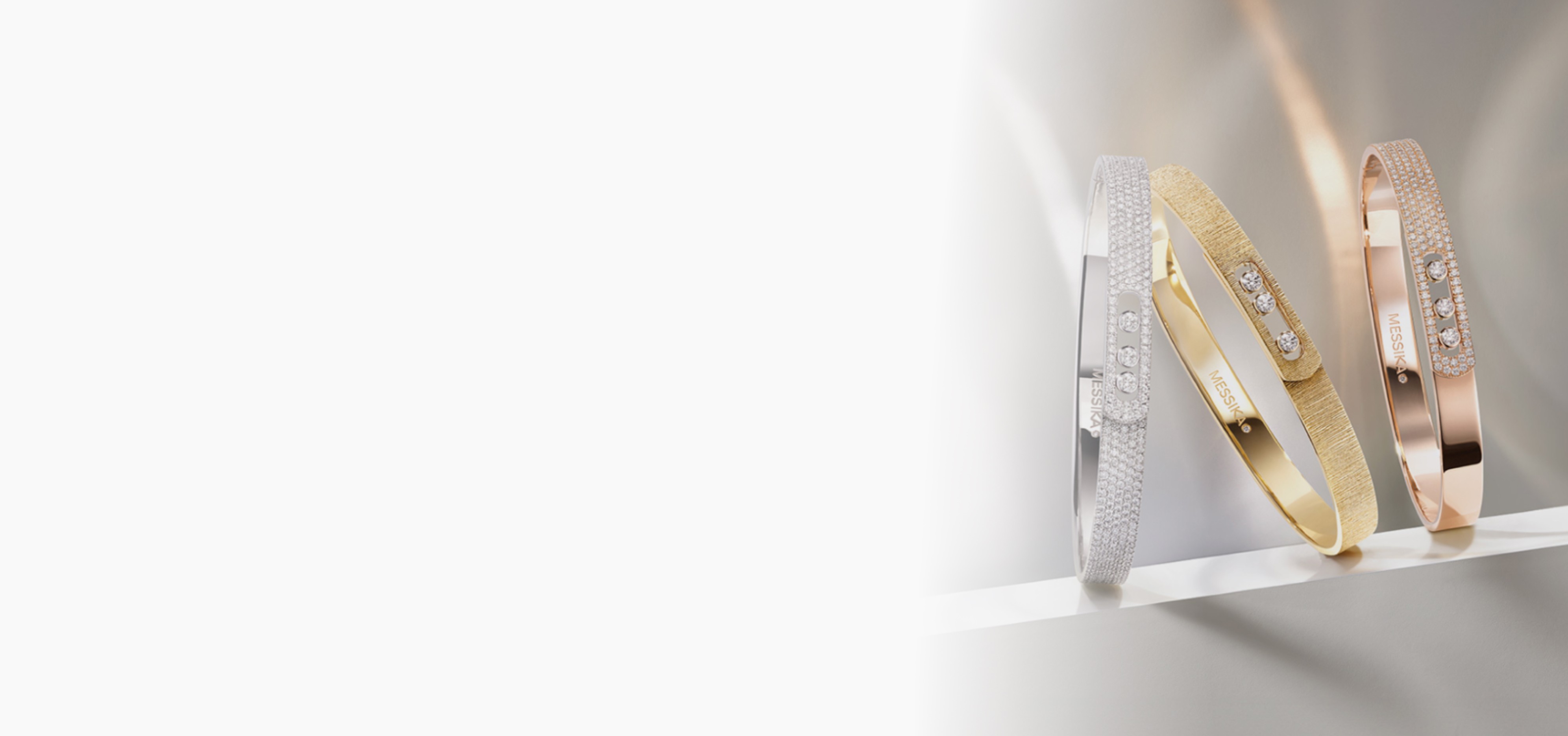 Femme élégante en trench beige posant dans un cadre blanc au milieu d’un champ