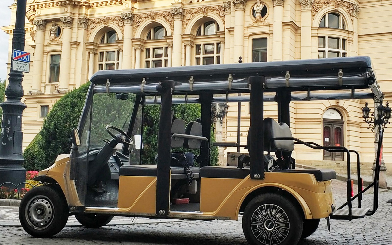Golfkar voor historisch gebouw in de Oude Stad van Krakau.