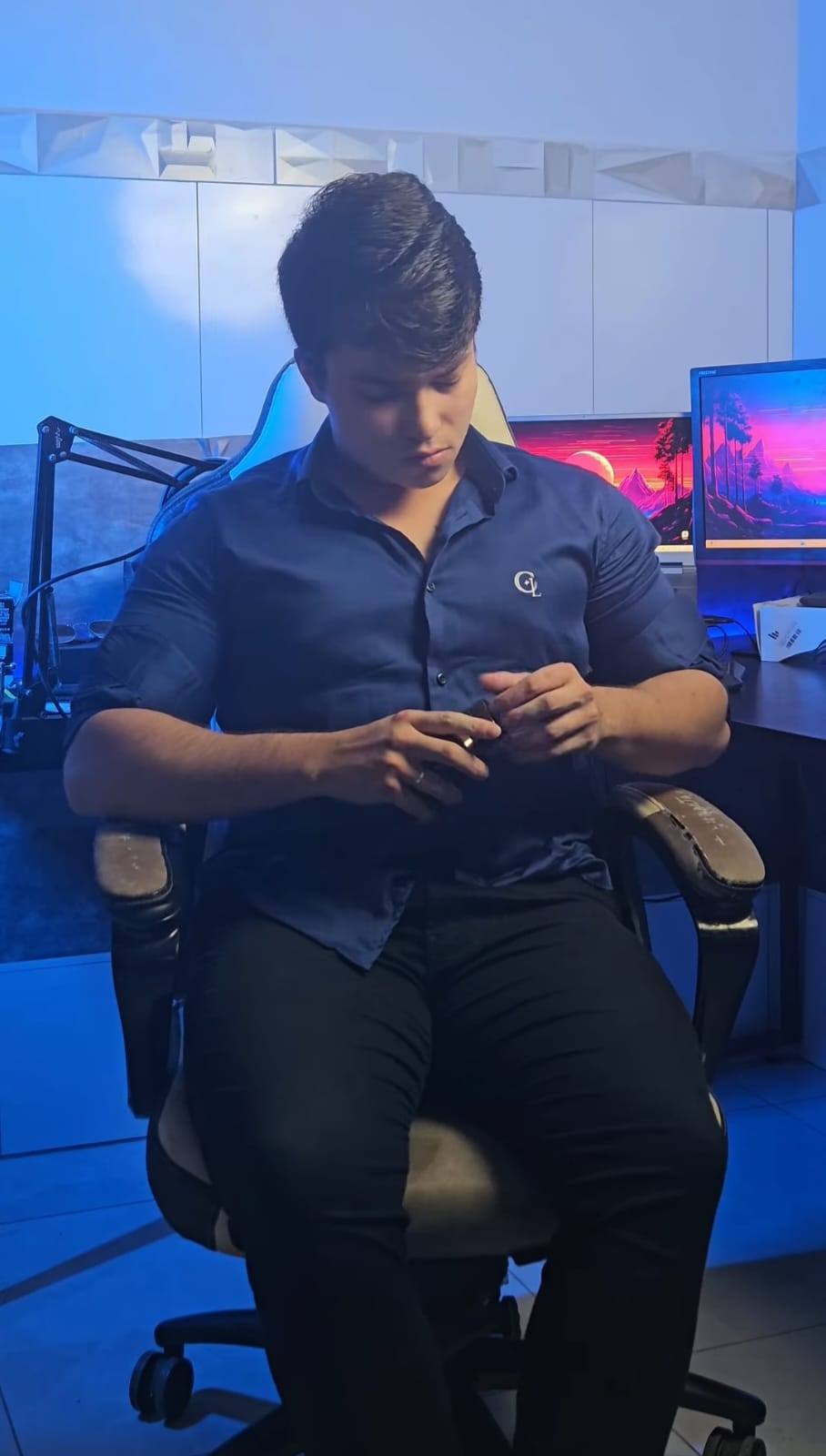 Image of Wilmar Filho sitting on a gaming chair