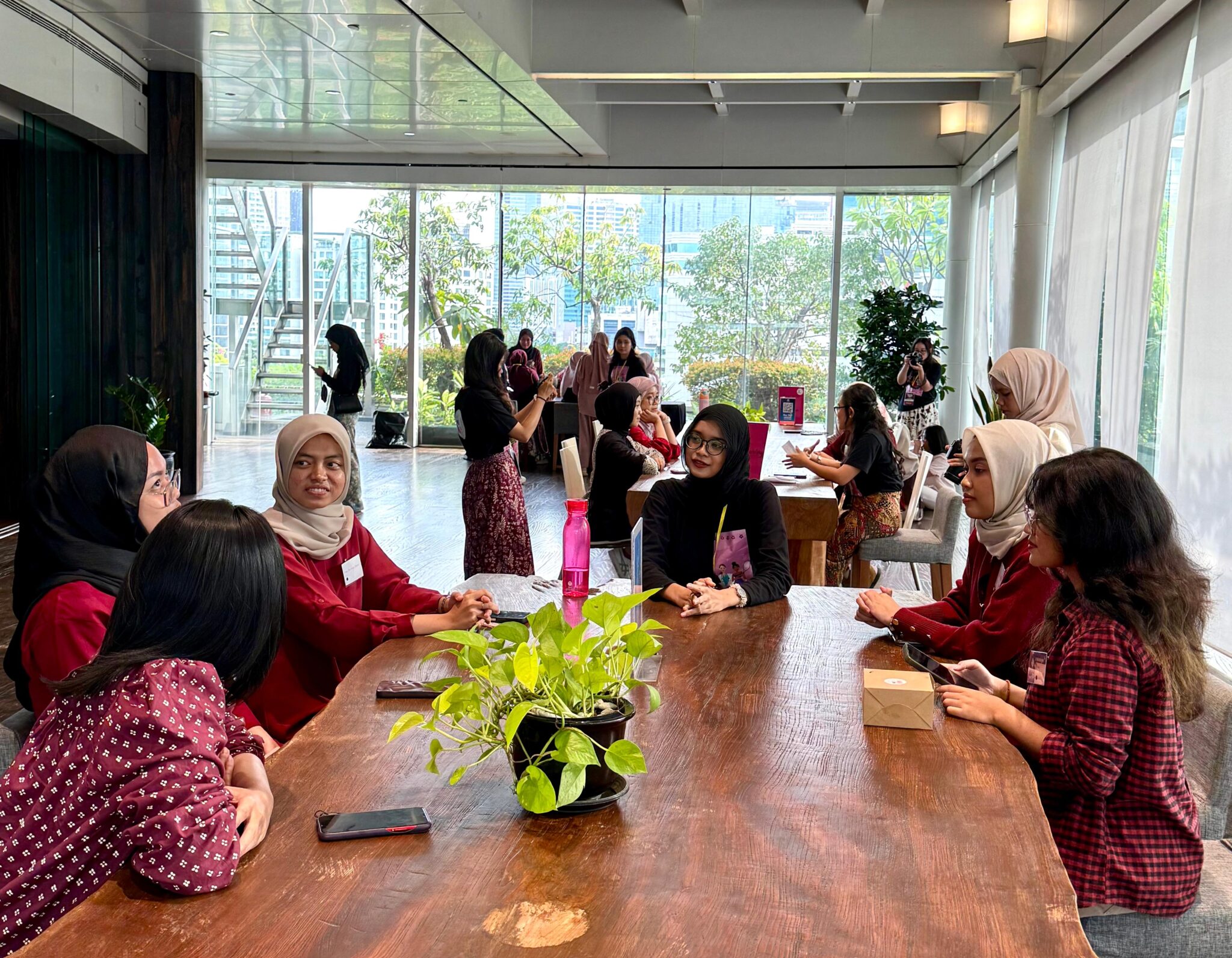Sesi Networking dalam Festival WE the WAW yang Bertemakan WOMENwhoMA5TER