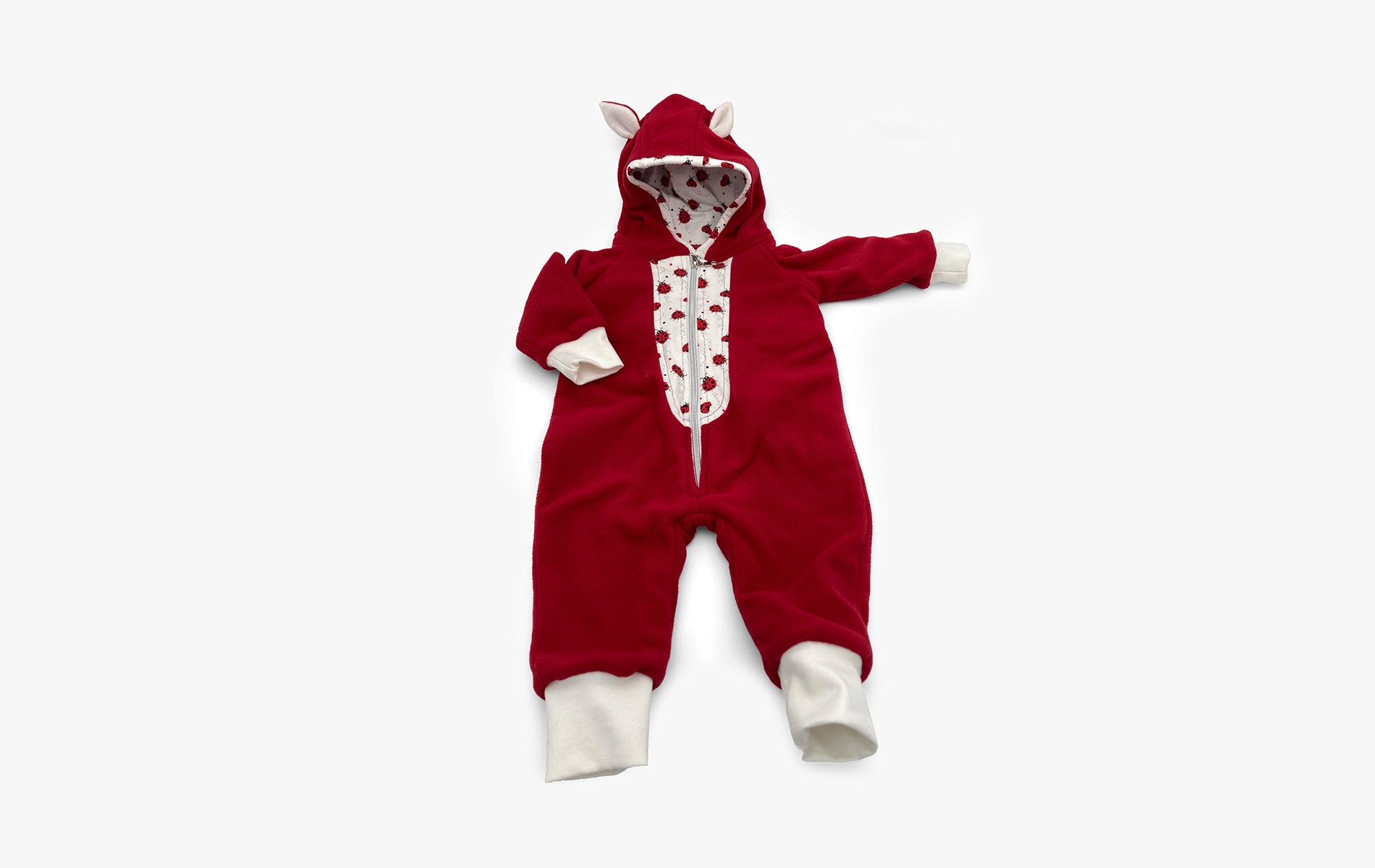 Baby-Overall in rot mit weißen Bündeln und kleinen Ohren an der Kaputze und Marienkäfer-Muster