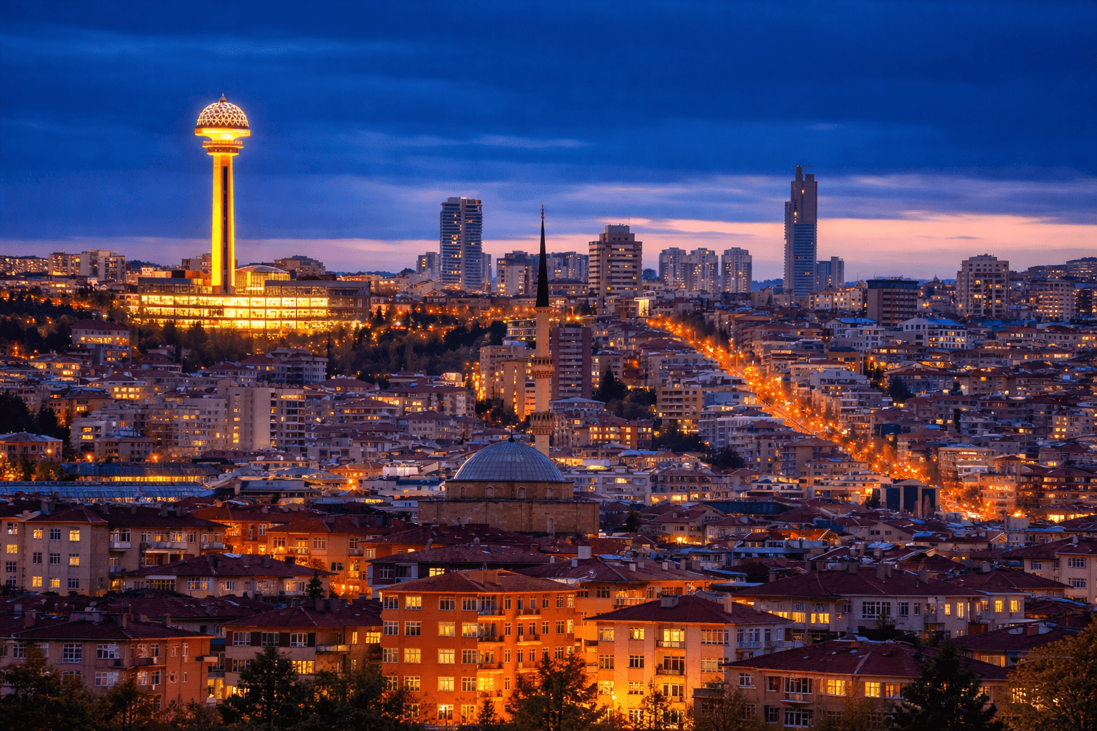 Ankara Çankaya silüeti gece manzarası; Atakule’nin ışıklandırılmış hali, yoğun şehir dokusu, cami kubbesi ve canlı sokak ışıklarıyla Çankaya’nın modern şehir görünümü.