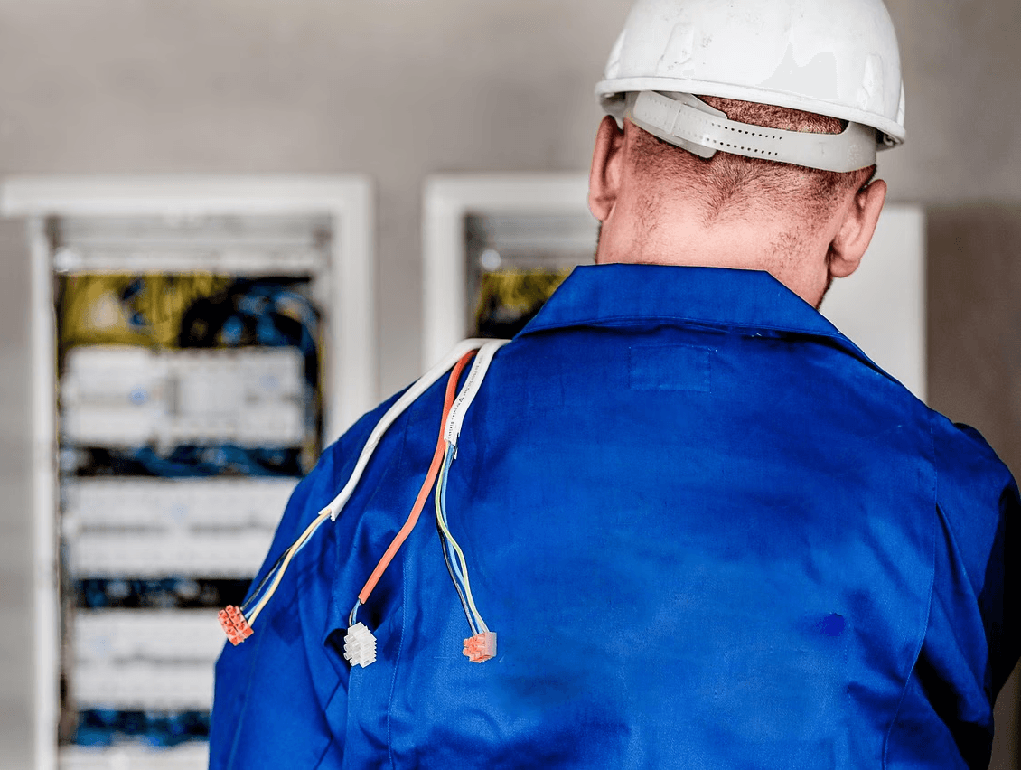 Elektriker am Schaltkasten