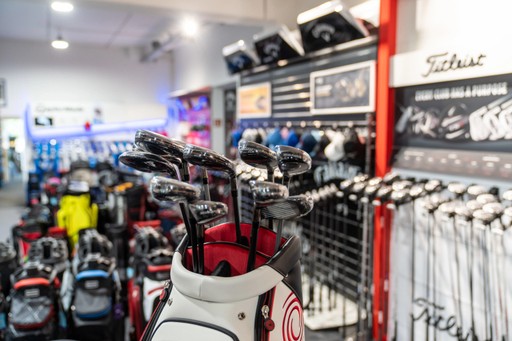 Golfschläger in einer Tasche in einem Golfladen