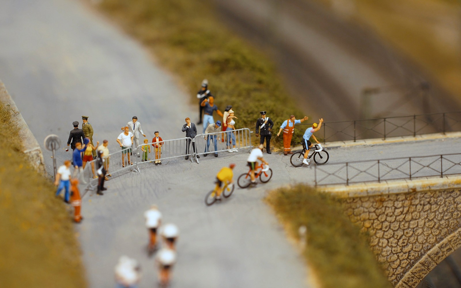 Ciclisti in miniatura e spettatori al Museo del Modellismo Ferroviario Hzero.