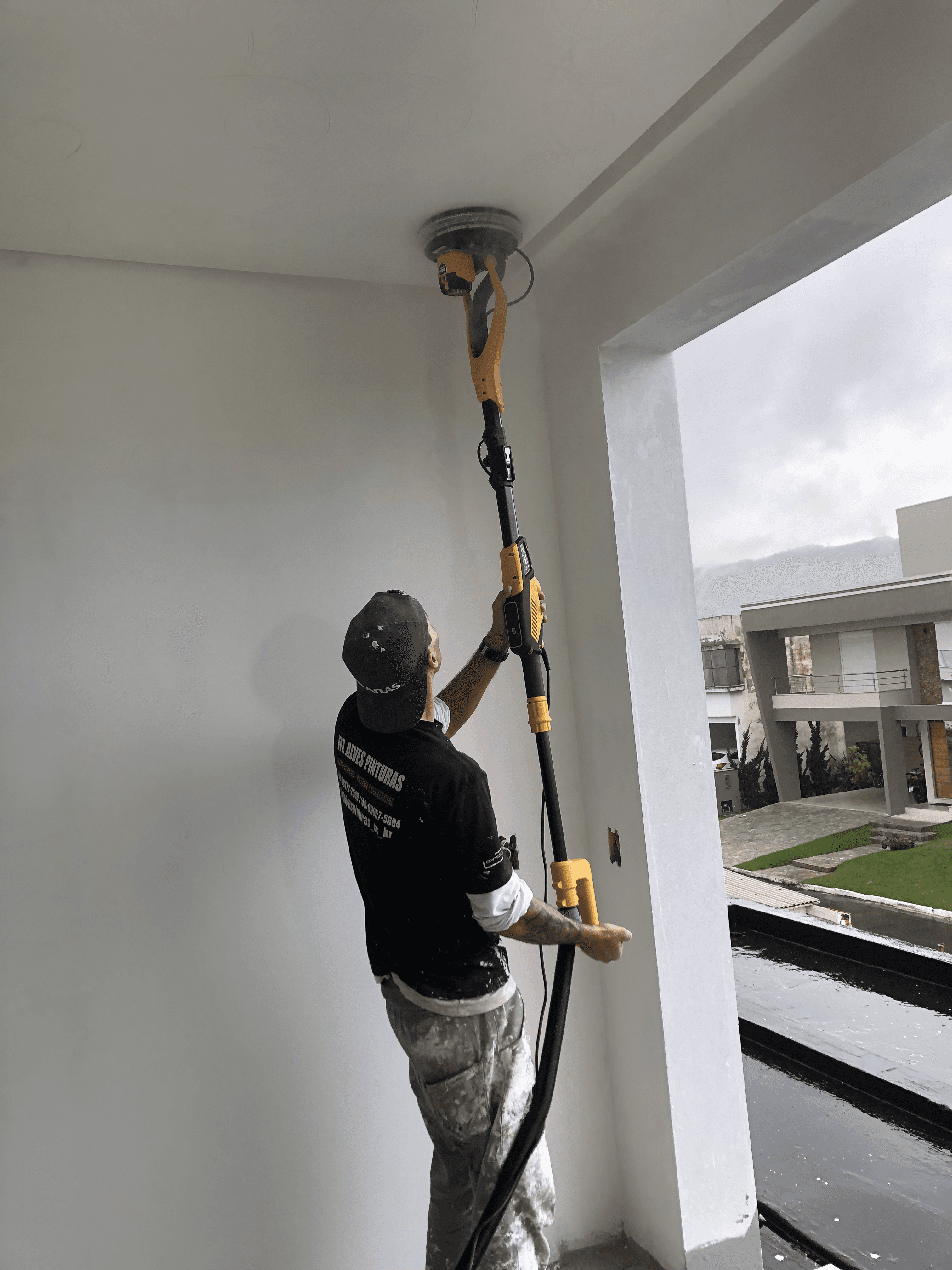 Instrutor escrevendo em caderno enquanto assiste aula no notebook