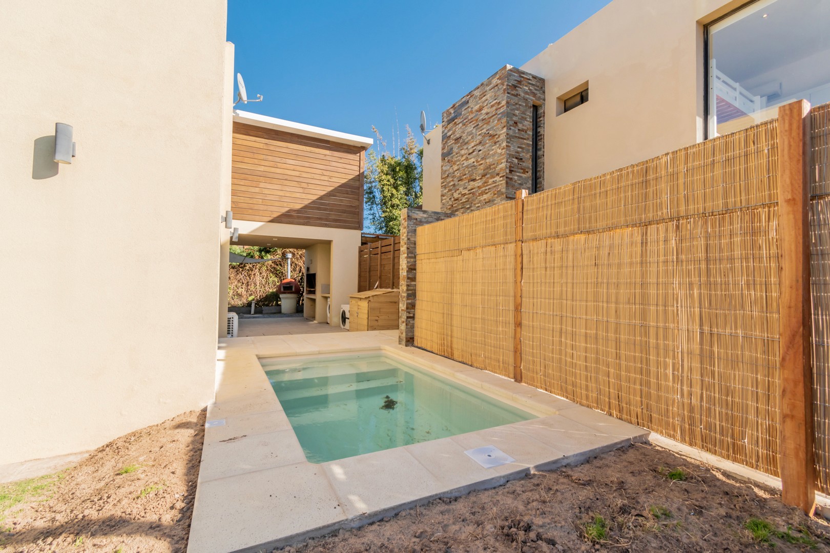 Zona de piscina climatizada en Casa Horneros - área de descanso con piscina de agua caliente en un ambiente relajante.