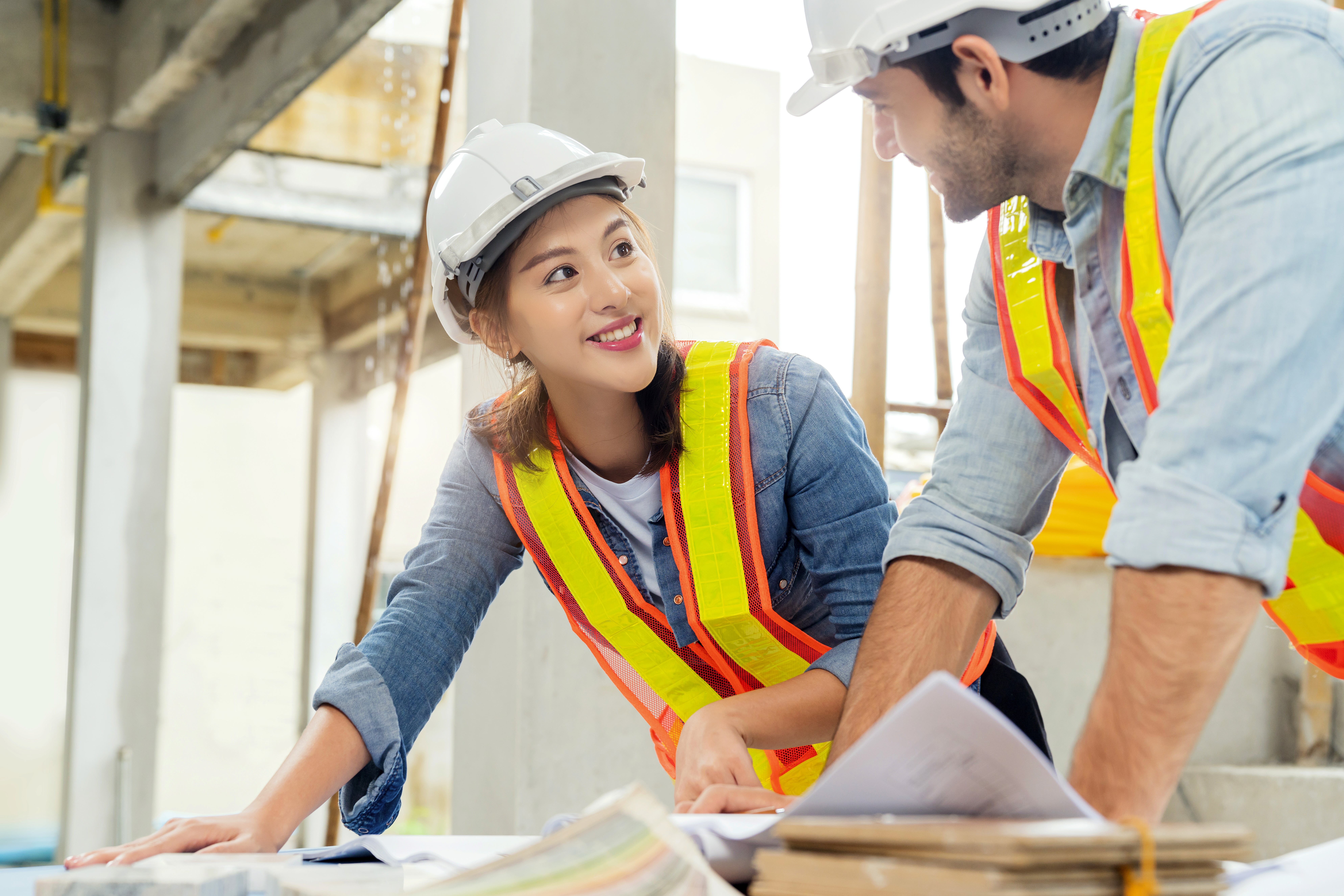 室內匹克球場專業設計工程，採用藍灰色高彈性防滑運動地板與標準標線，具備優質球速反饋與耐磨度。