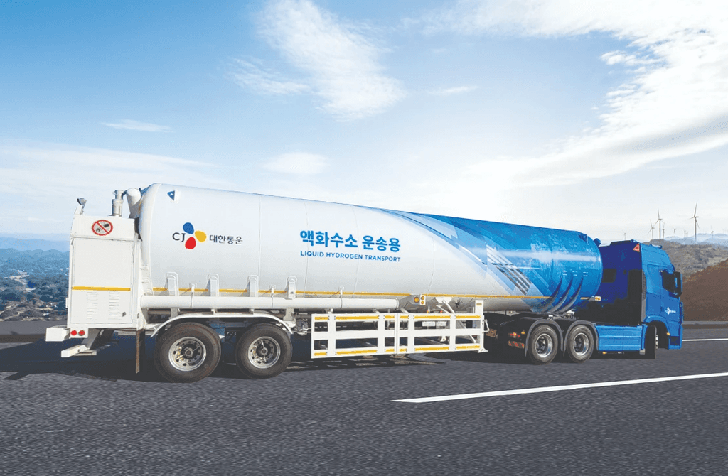 씨제이대한통운 액화수소 운송용 탱크로리가 더 운반 운임 서비스를 제공하며 도로를 주행하고 있습니다.